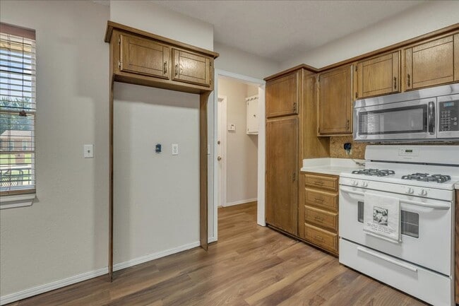 Building Photo - Lawn Care Included! 3 bed, 2 bath, 2 livings
