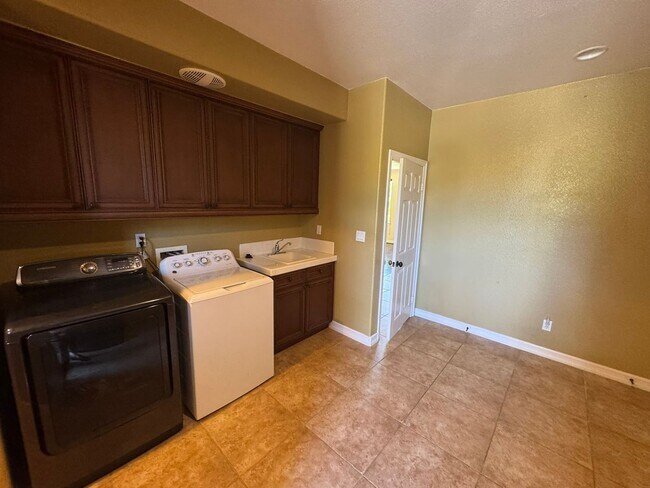 Building Photo - Gorgeous La Costa Executive Home – 5 Bed /...