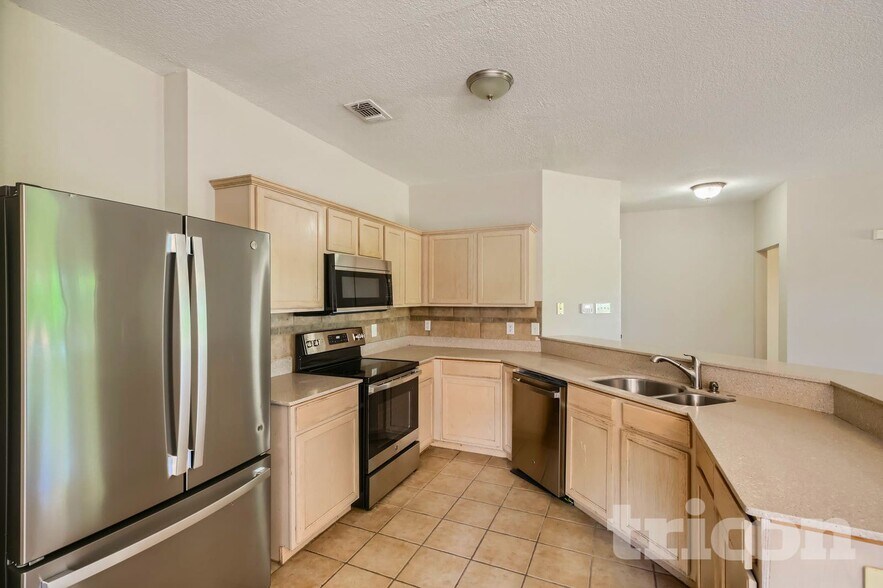 Building Photo - 12430 Canyon Ct