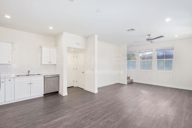 Building Photo - 3218 W Glendale Ave