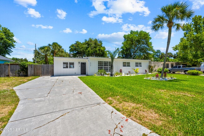 Building Photo - 1717 Sunset Dr