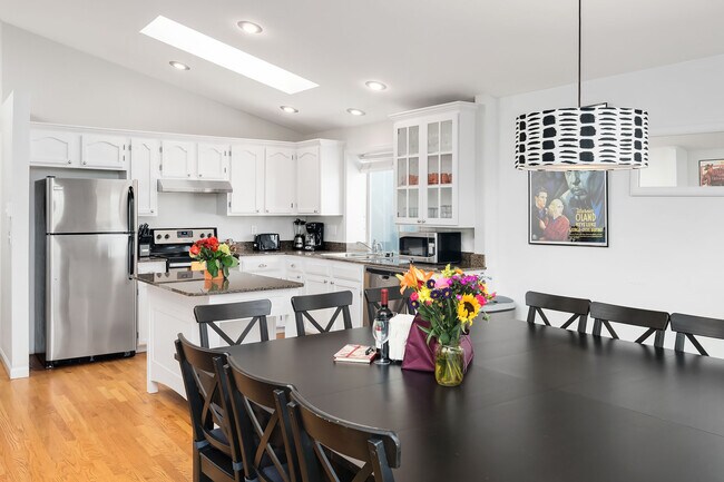 Building Photo - 1612 26th Ave