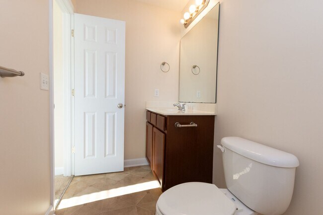 Building Photo - Looking for a townhome in Hubert?