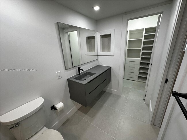 Building Photo - 10625 SW 112th Ave