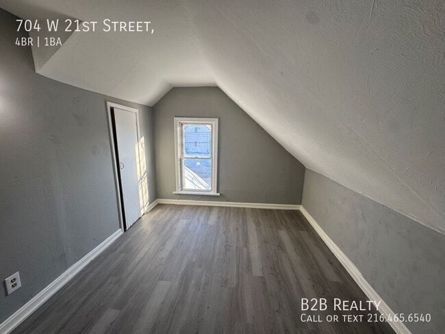 Building Photo - 704 W 21st St