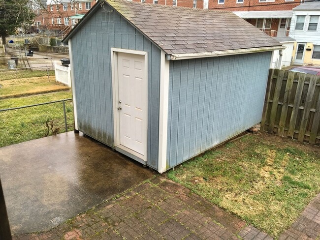 Building Photo - Fantastic 3 Bedroom EOG Townhome with Parking Pad in Parkville!