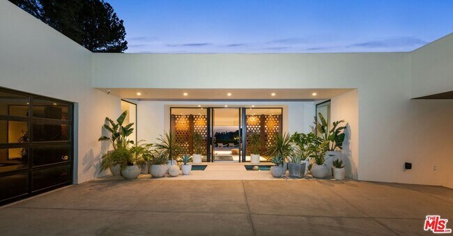Building Photo - 1088 N Hillcrest Rd
