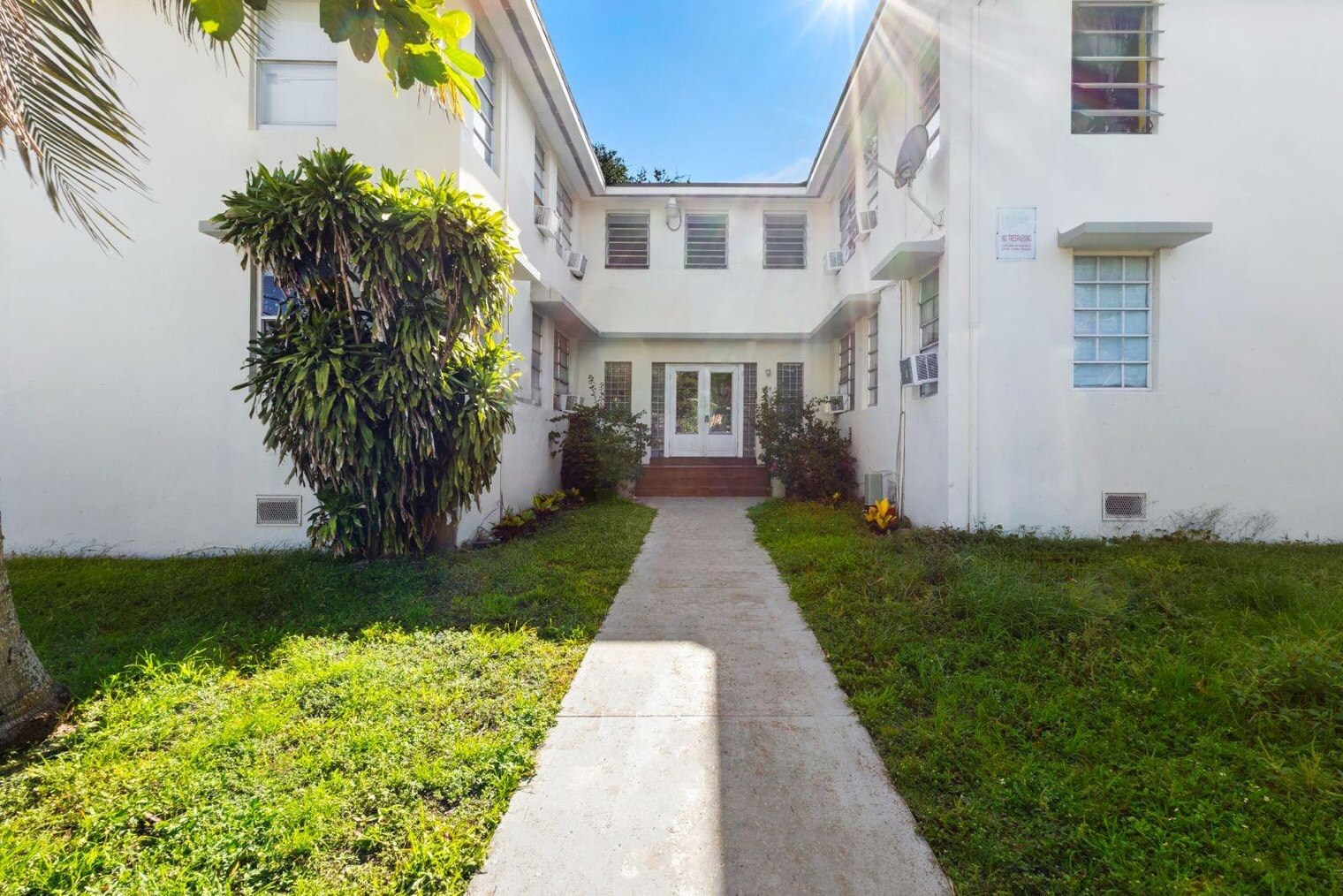 Building Photo - 680 SW 7th Ave