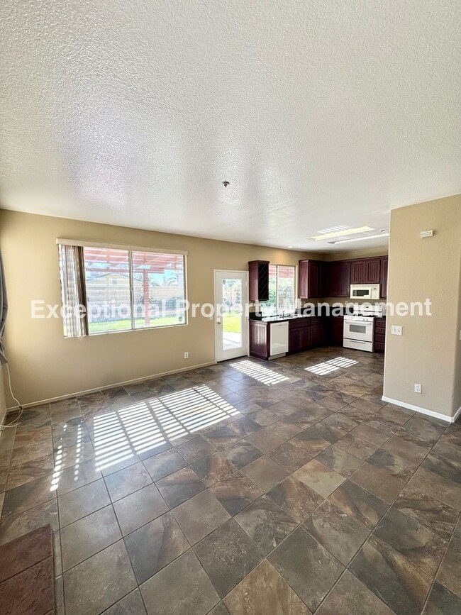 Building Photo - Ready to move in 3 bed 3 bath home