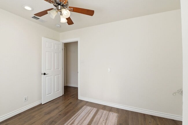 Building Photo - Sunning 3BD/3BA w/Bonus Room and Private Yard