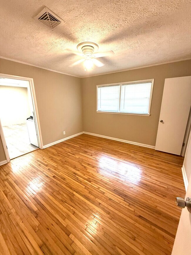 Building Photo - ** 3 bed 2 bath located off perry hill ** ...