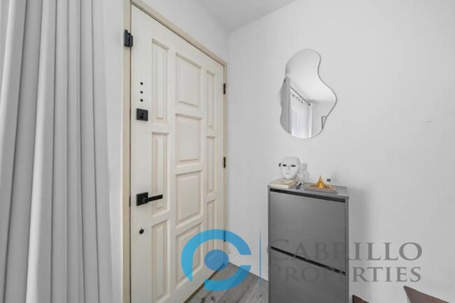 Building Photo - Stylish and Spacious Townhome for Rent in ...