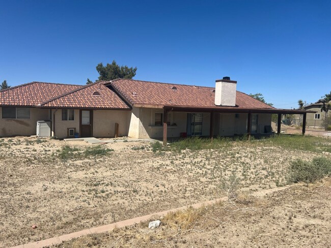 Building Photo - Charming Single-Story Retreat on 1.77 Acres