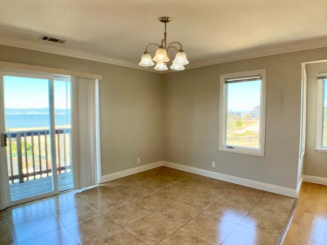 Building Photo - Updated TOP FLOOR 2BR/2BA FLAT! IN-UNIT LA...