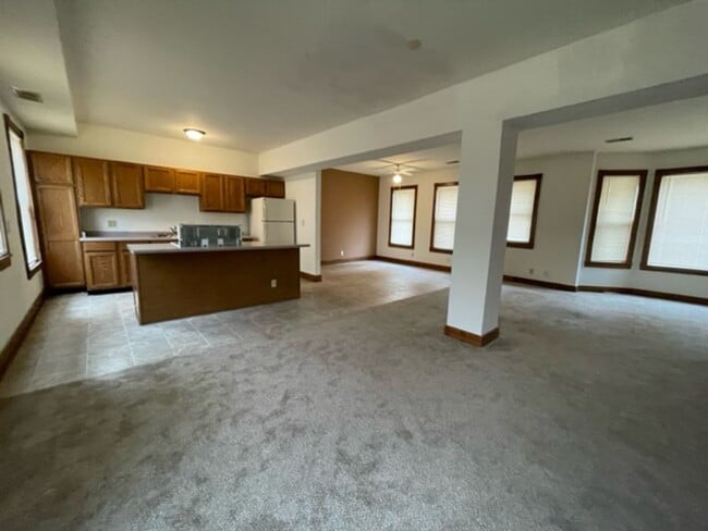 Building Photo - 573-575 W Lincoln Ave