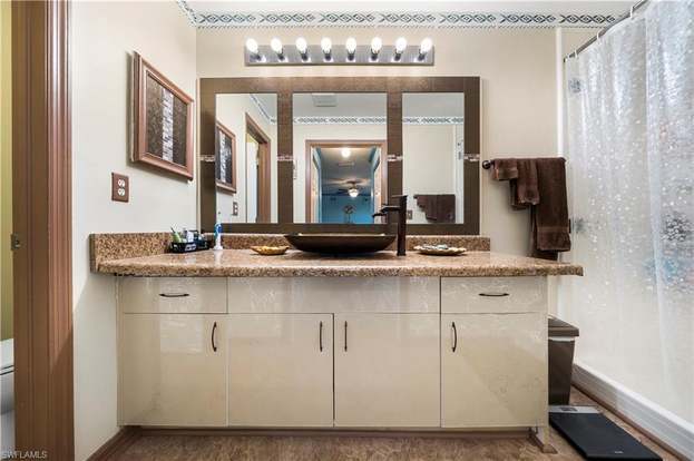 Building Photo - 703 NE 23rd Terrace