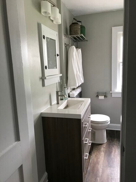 Building Photo - 633 E 11th Ave