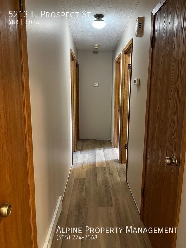 Building Photo - Newly Renovated 4 Bed/2 Bath East Side Ran...