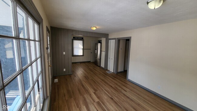 Building Photo - 1604 W 11th St