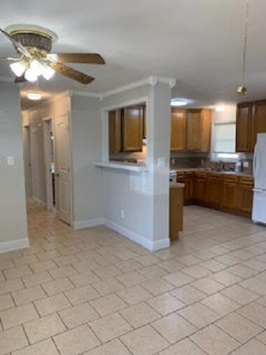 Building Photo - 812 Amar St