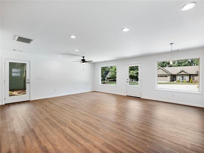 Building Photo - 8083 Beachwood Dr