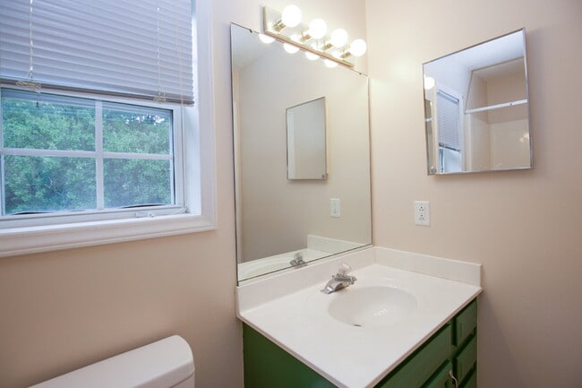 Building Photo - Charming 3 Bedroom, 2,5 Bath home with hug...