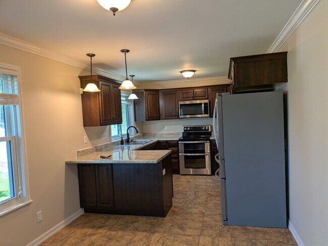 Building Photo - 3 bedroom 3 bathroom house with lots of extras