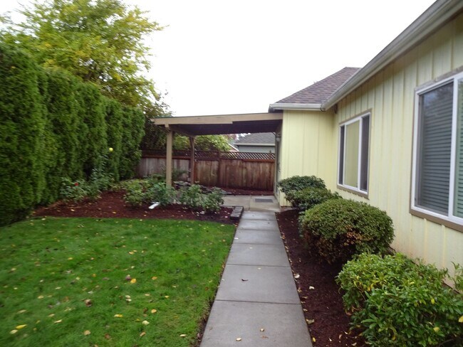 Building Photo - Charming 3 Bed, 2 Bath Home in Satna Clara