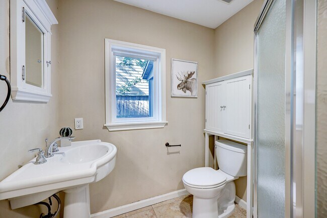 Building Photo - 1070 Lamonte Ln