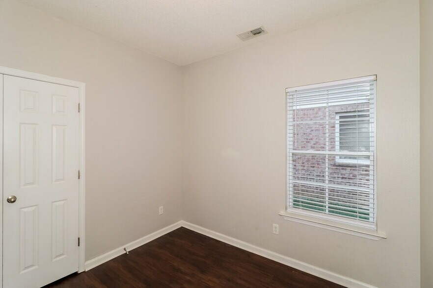 Building Photo - 9885 White Poplar Dr