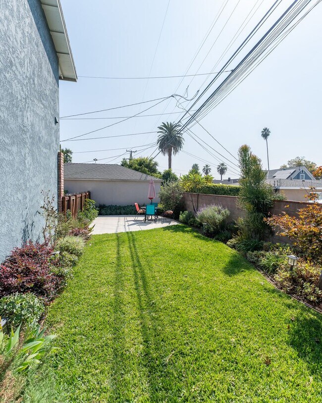 Building Photo - Contemporary New home in Monrovia