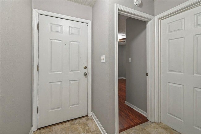 Building Photo - 3001 Oak Park Ct