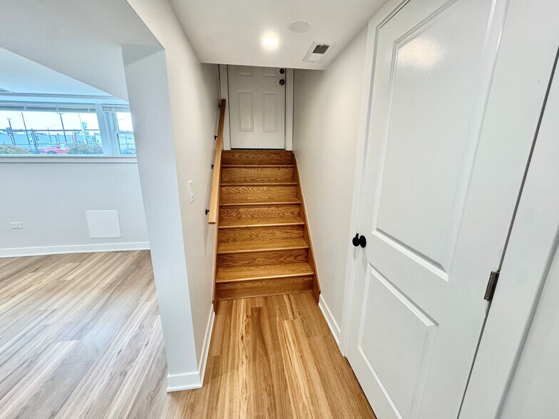 Building Photo - 4816 W Henderson St