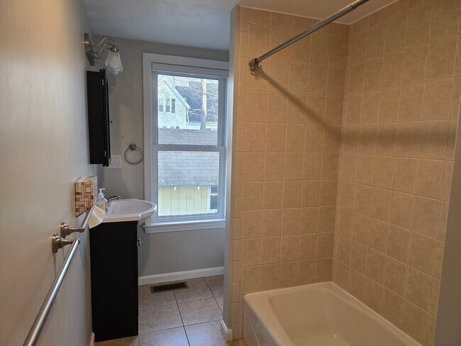 Building Photo - 284 School St