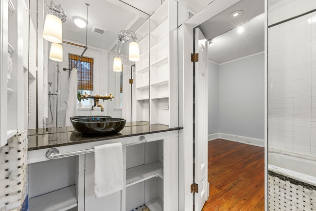 Building Photo - 3 Park Ln NE