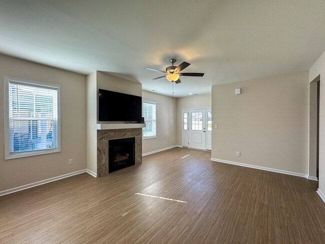 Building Photo - Stunning 3 Bed 2 Bath Home in Fayetteville