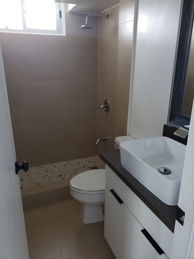 Building Photo - Beautifully Renovated 2 bedroom Penthouse ...