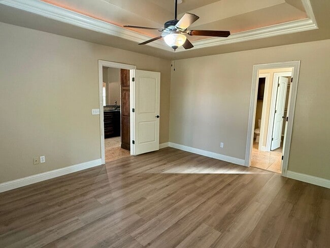 Building Photo - Beautiful 4 Bed, 2 Bath, 3 Car Home in Edm...