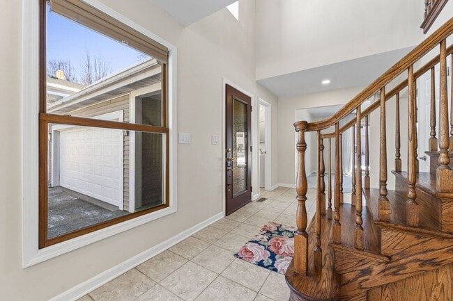 Building Photo - Updated 2-Story Home in Desirable Deerpath Subdivision - Available Immediately.