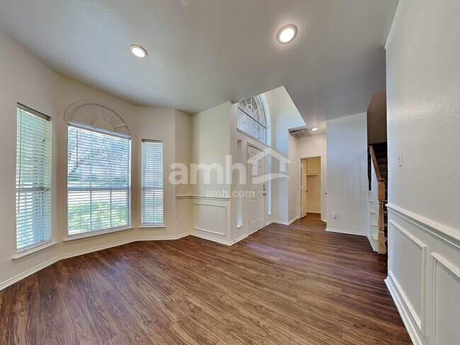 Building Photo - 1745 Cresthill Dr