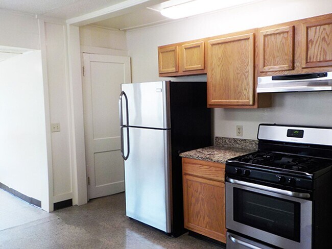 Building Photo - AVAILABLE 07/01/2026 - Beautiful 3 Bedroom...