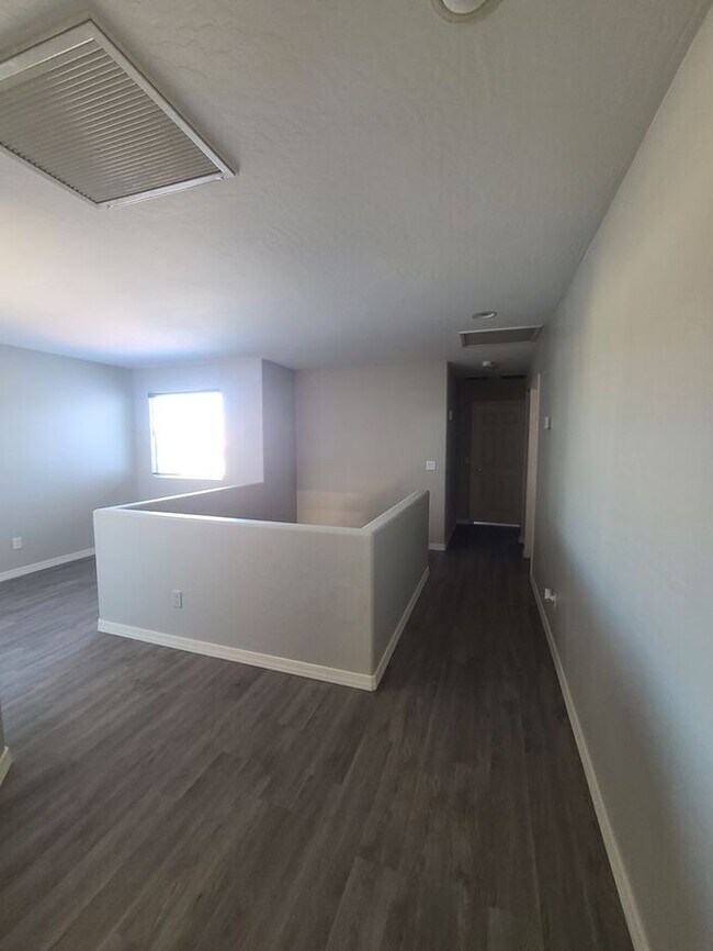 Building Photo - 5 Bedroom, 3 Bath Home in Secluded Neighbo...