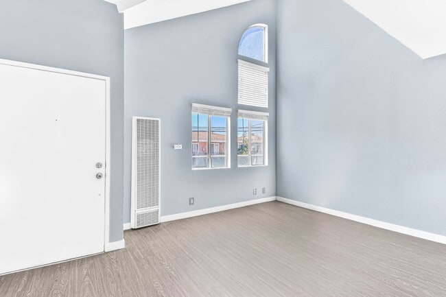 Interior Photo - 533 E 11th Street