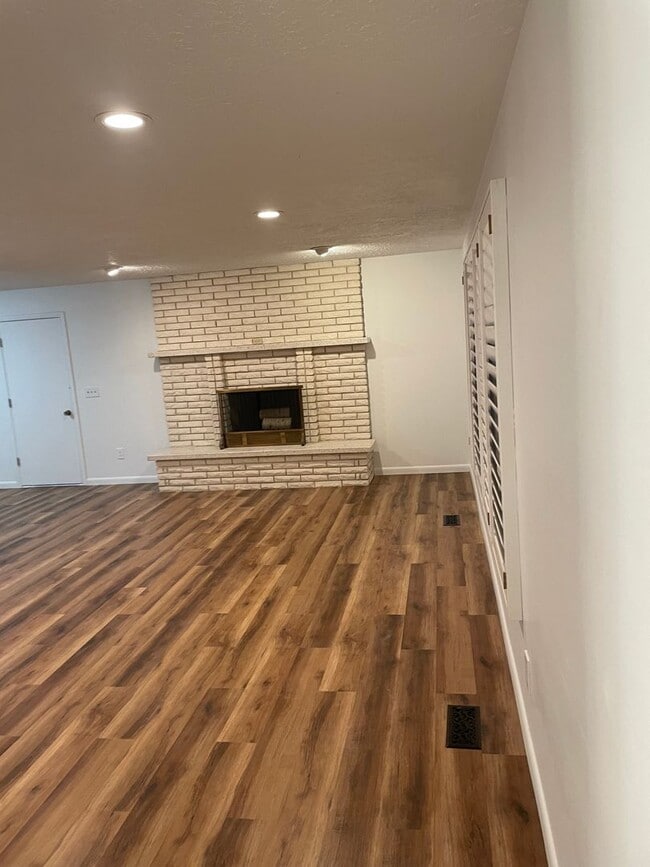 Building Photo - Spacious 5-Bedroom Home Near Little Cotton...