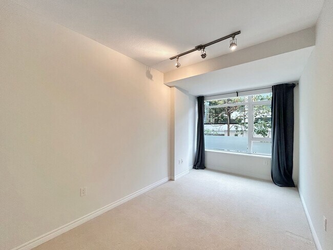 Building Photo - Beautiful 2BD/2BA W/ A/C, Reserved Parking, and Private Balcony in Bankers Hill!