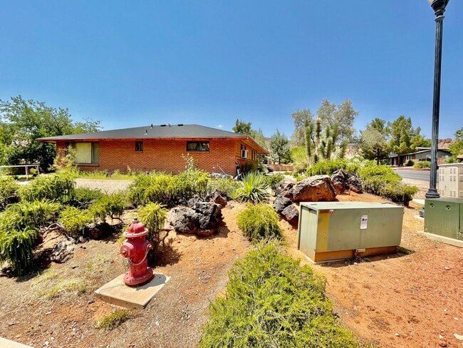 Building Photo - 2834 Bloomington Dr E