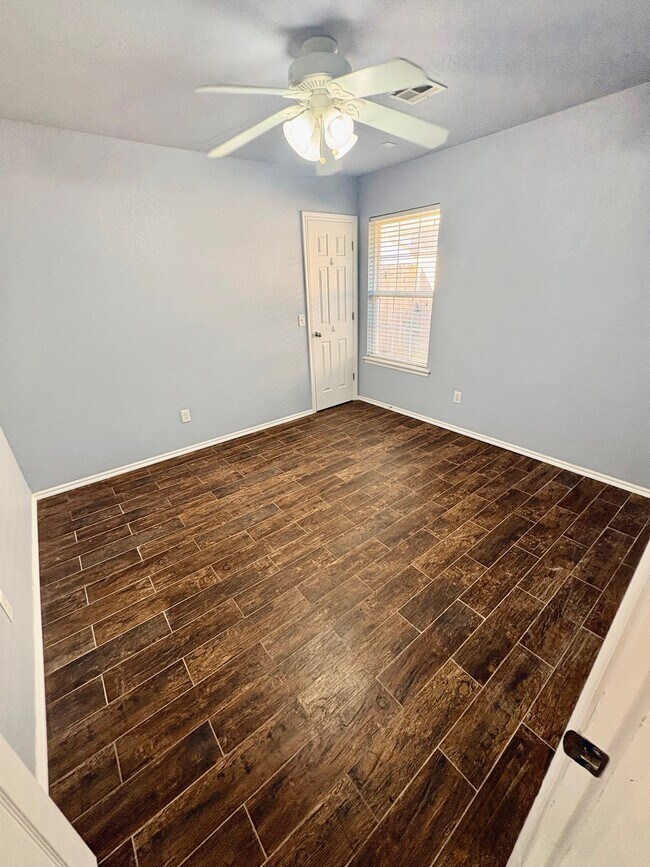 Building Photo - 806 Beaumont Square