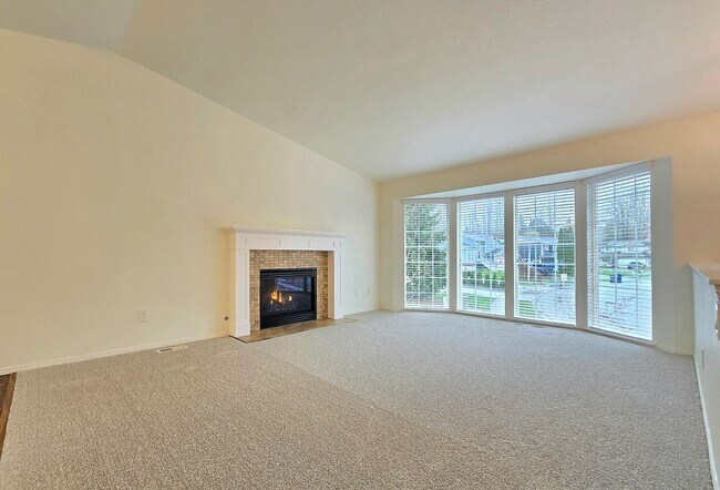 Building Photo - Spacious Home in Lake Stevens Available Now!  Pet Friendly
