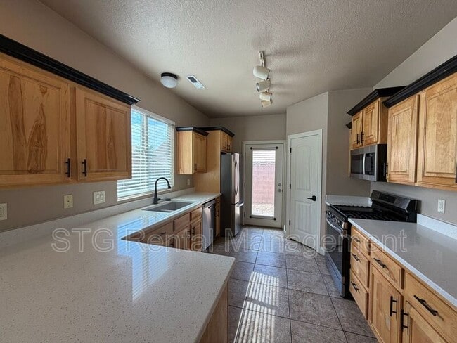 Building Photo - 449 W 500 N