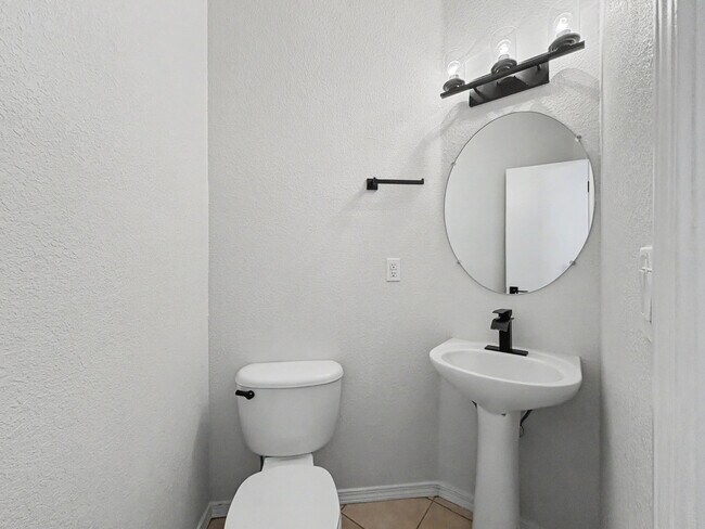 Building Photo - 6501 San Antonio Dr NE